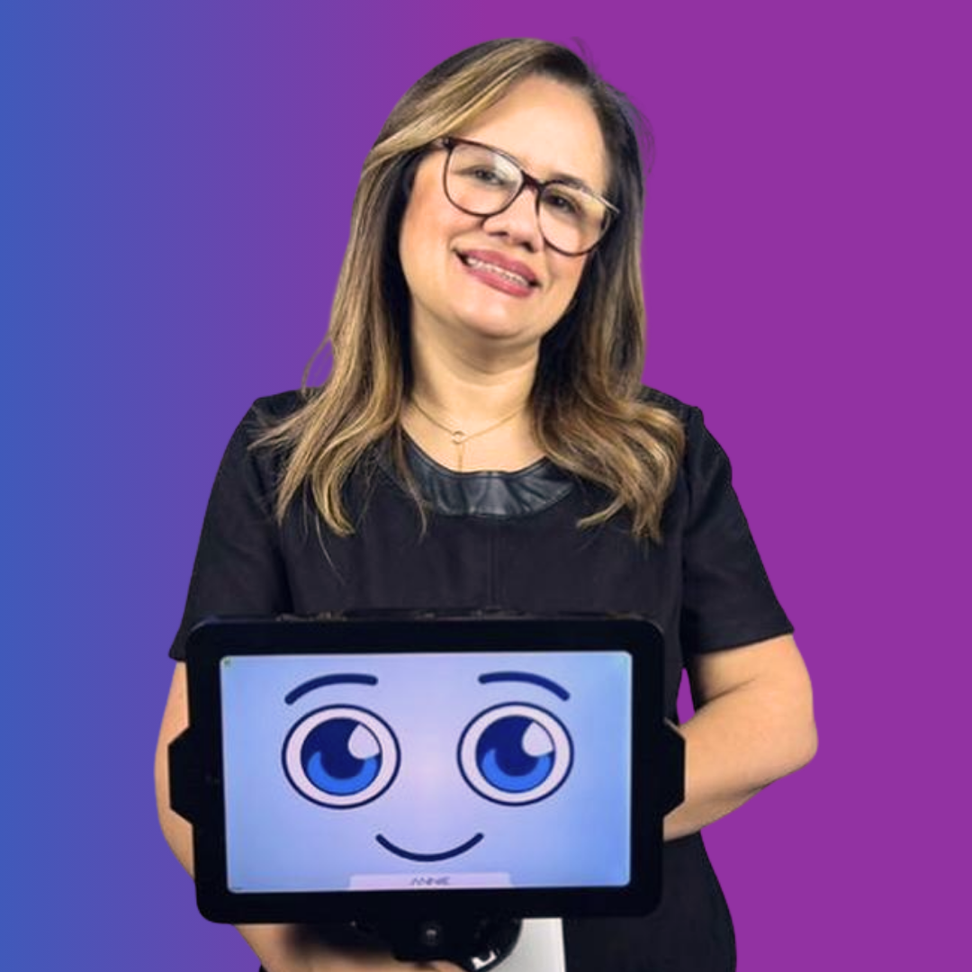 Luciana Cabrini, fundadora da Activa ID, ao lado da robô Annie